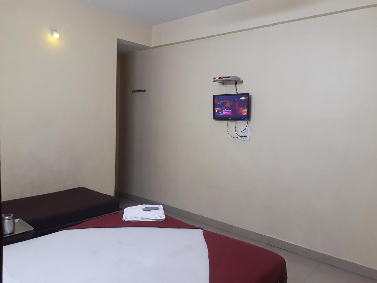 Hotel Gourav Palace เชอร์ดี ภายนอก รูปภาพ